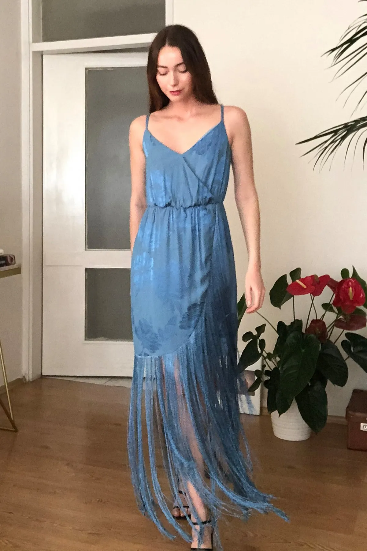 

Женское голубое атласное жаккардовое платье с бахромой