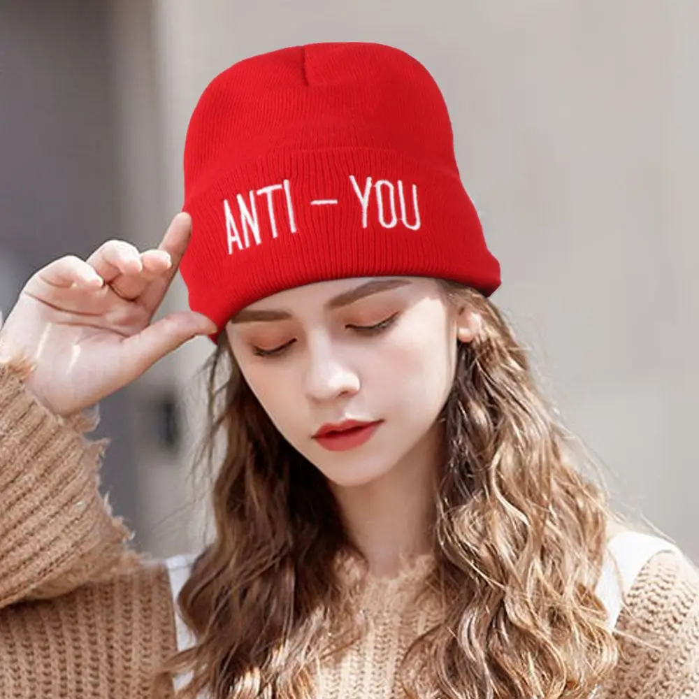 Модная вязаная шапка с надписью и вышивкой Антивозрастные узоры осенне-зимние