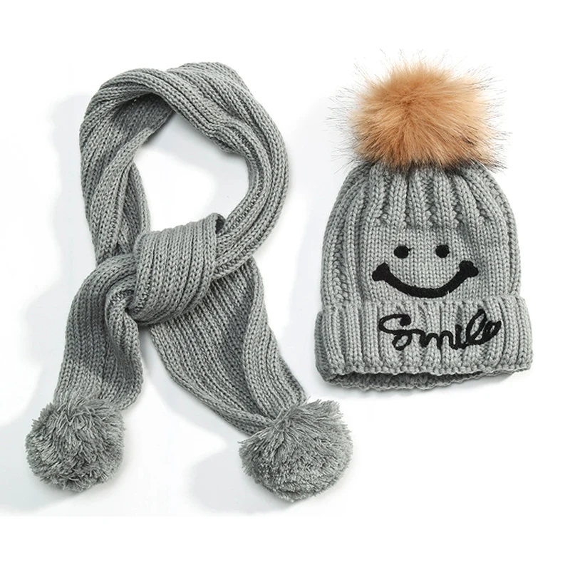 Вязаный комплект из шарфа и шапки шапка с помпоном натурального меха вязаные