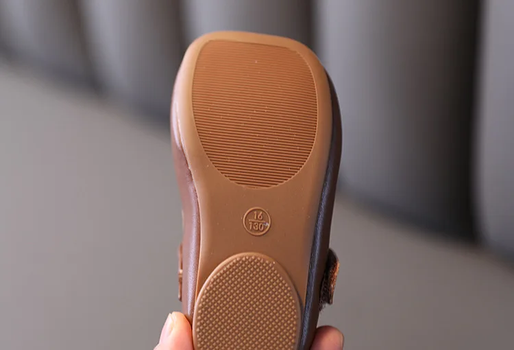 Демисезонная кожаная обувь для маленьких девочек черные коричневые однотонные