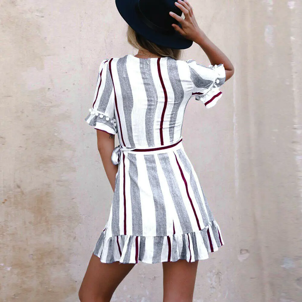 Женское летнее кружевное мини-платье в полоску с глубоким V-образным вырезом и