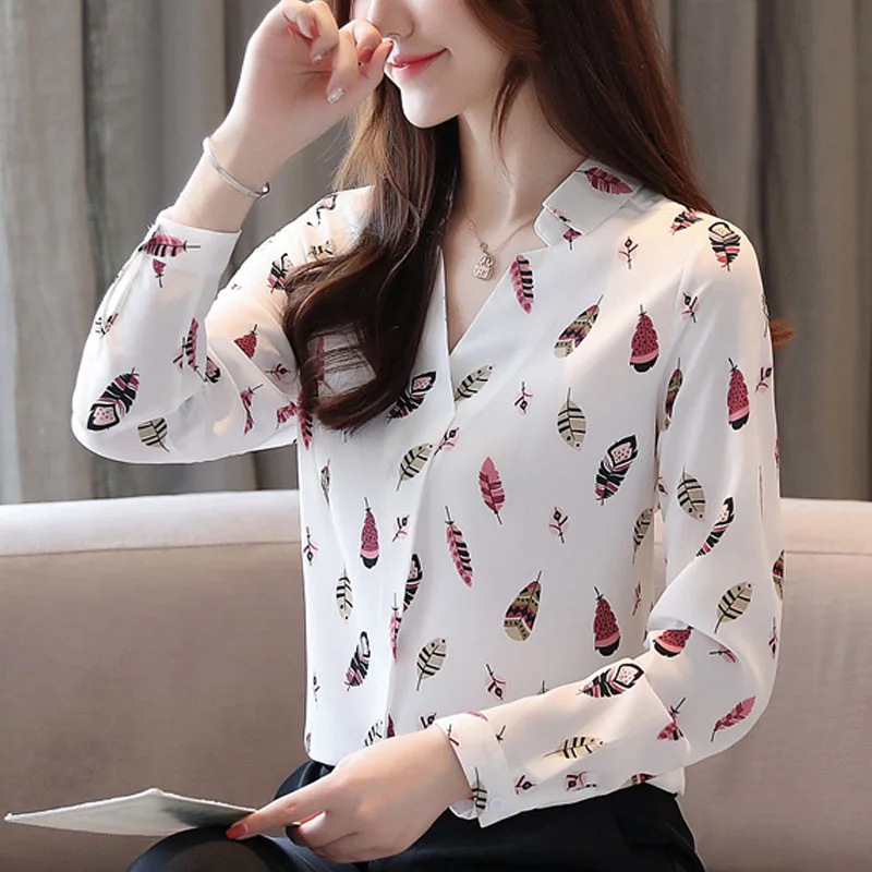 Женская шифоновая блузка с длинным рукавом белая v образным вырезом и принтом на