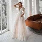 Свадебное платье в стиле бохо с кружевной аппликацией и открытой спиной