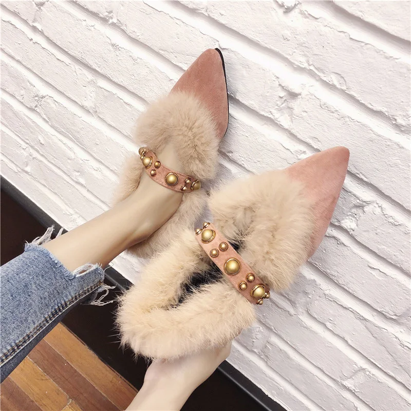 Туфли лодочки на меху с золотыми заклепками женская зимняя обувь острым носком и