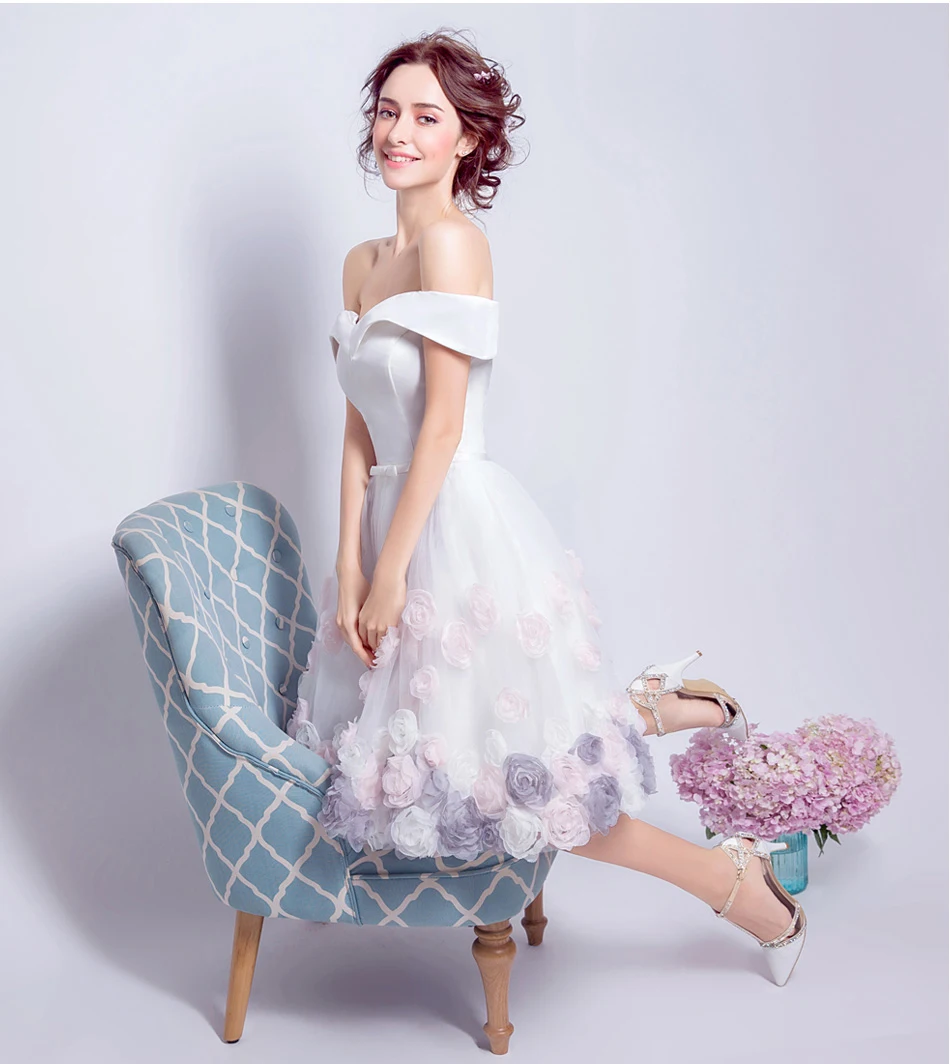Женское короткое коктейльное платье SSYFashion белое атласное с розами длиной до