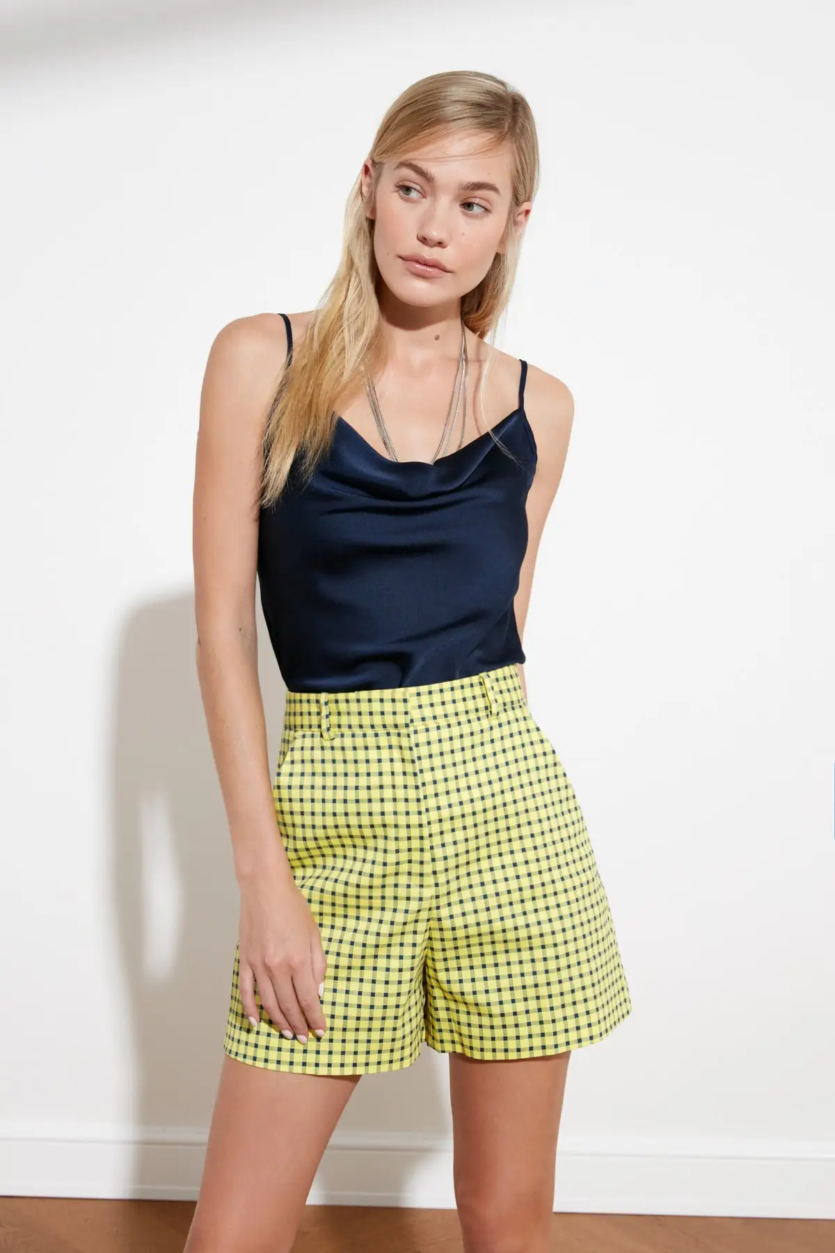 Женская атласная блузка с воротником и открытой спиной|Блузки| |