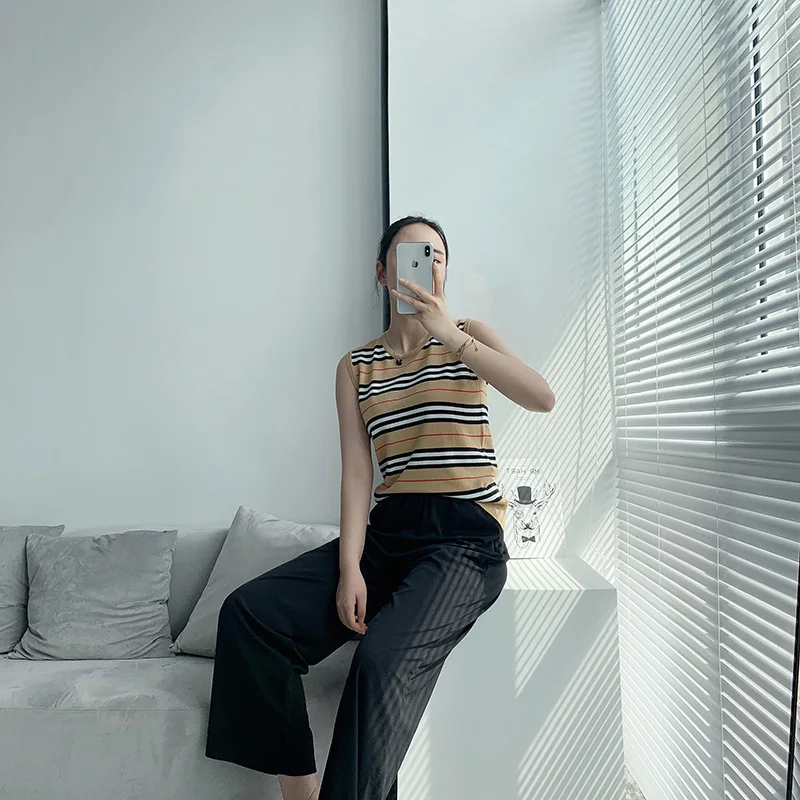 Женский трикотажный жилет полосатый без рукавов с круглым вырезом на бретельках