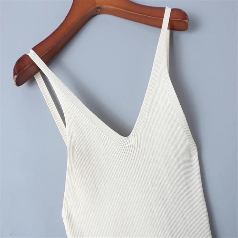 Женский укороченный топ в полоску с v-образным вырезом и оборками летний