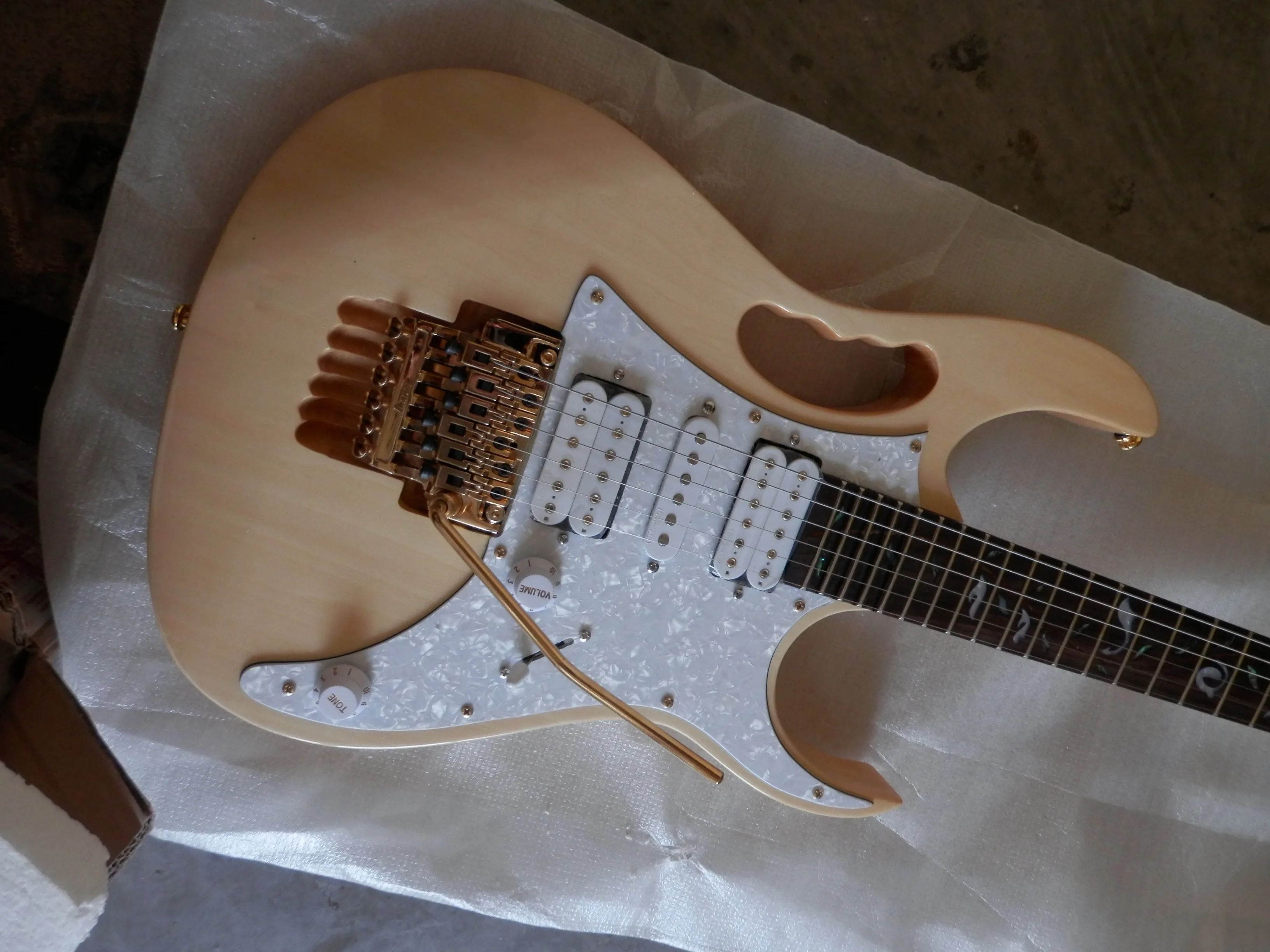 

Custom Natural color 7V Electric Guitar 11yue12