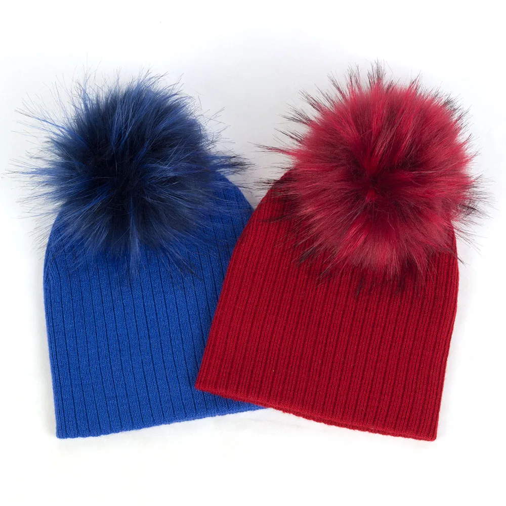 Шапка-бини однотонная в рубчик с помпоном из искусственного меха | Детская одежда