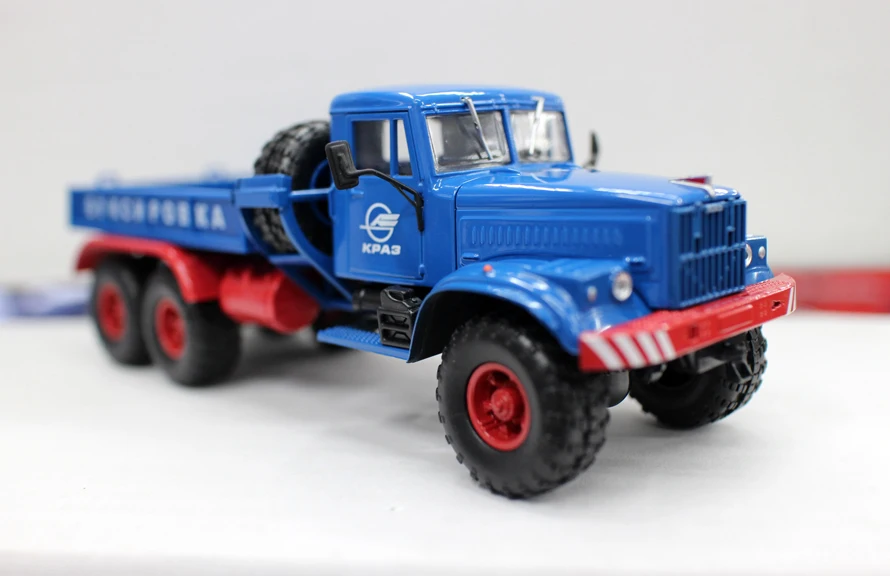 Коллекционная модель литья под давлением Подарочная 1:43 весы русский KRAZ