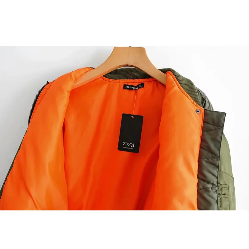 Женская короткая куртка-бомбер на молнии с длинным рукавом |