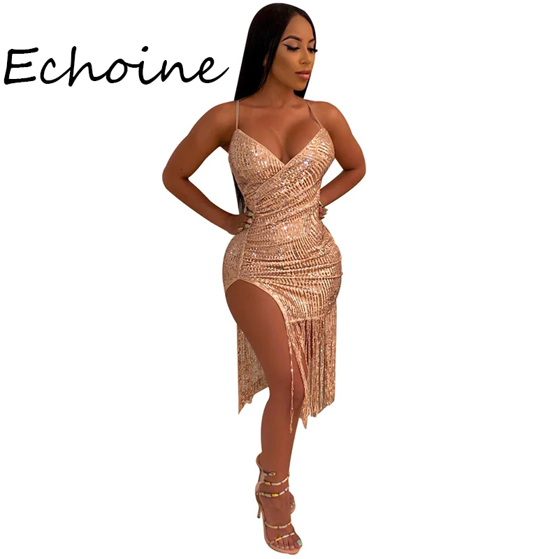 Соблазнительное платье на бретелях спагетти с разрезом и бахромой облегающее