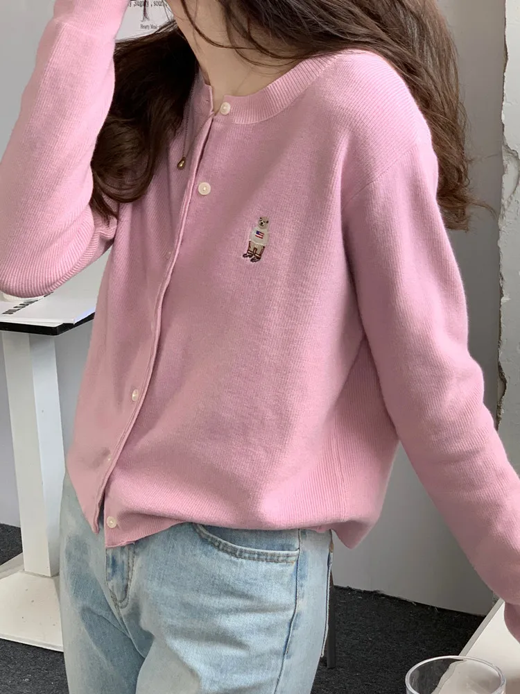 Женский трикотажный кардиган с вышивкой Медведь 7 цветов |