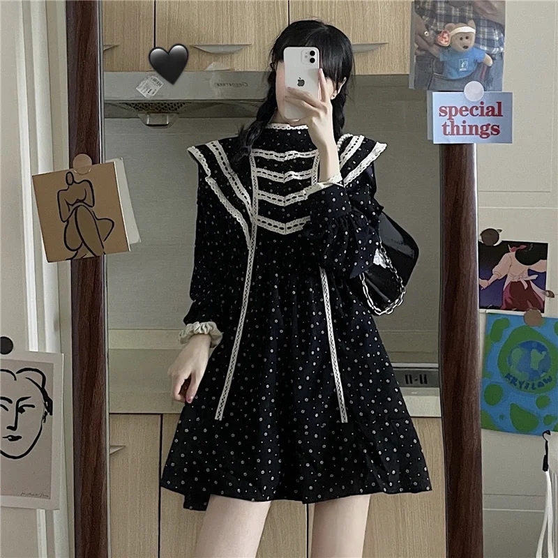 

Retro palace style lace stitching floral dress French dress female spring design new 2022 lantern sleeve long sleeve dress