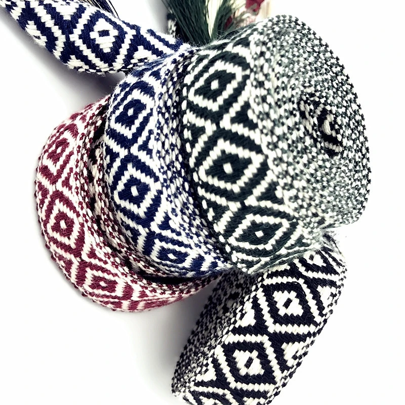 Женский пояс в клетку черный и белый с тонкими кисточками украшенный веревкой