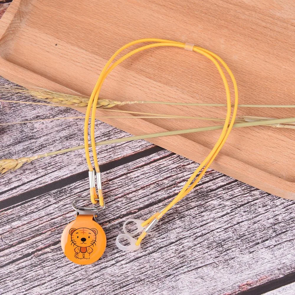 Слуховой аппарат с зажимом для слуховых аппаратов и кохлеарных имплантов