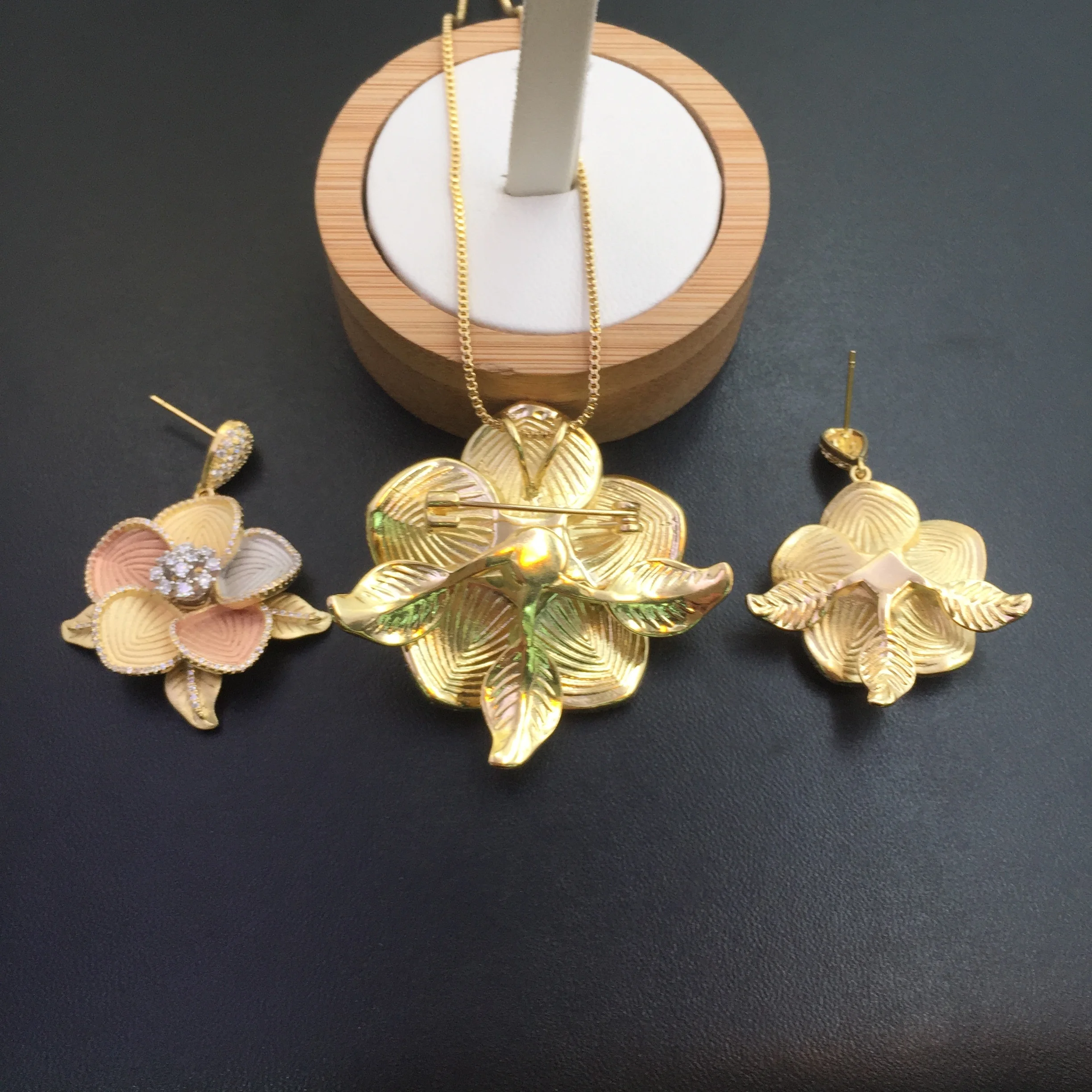 Lanyika Jewelry Elegant Winter Jasmine Zircon Inlay Sandblasting Plated necklace with earrings is perfect for banquets Gift | Украшения и