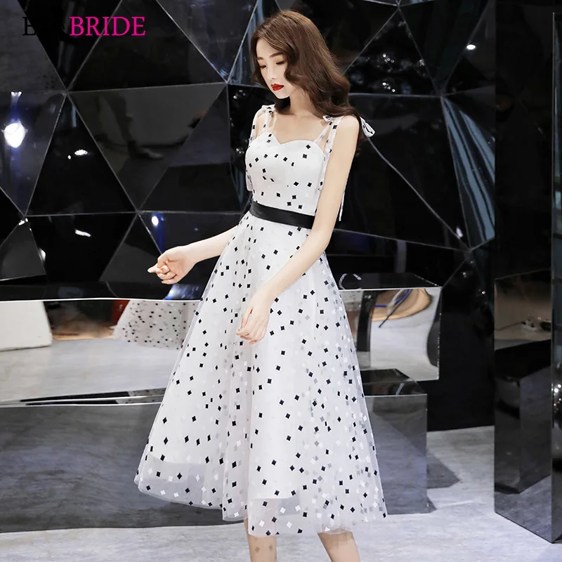 Черное коктейльное платье в горошек с глубоким круглым вырезом без рукавов