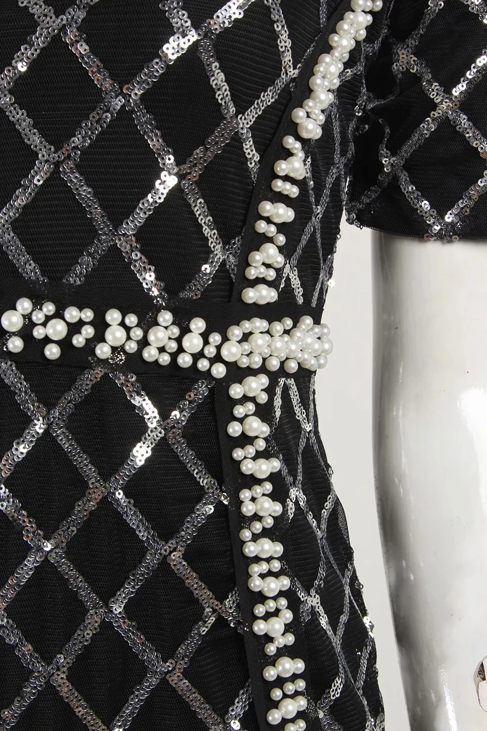 Женское черное Бандажное платье с коротким рукавом и круглым вырезом расшитое