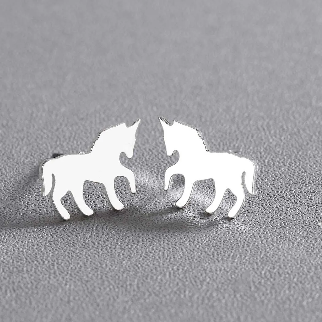 Серьги-гвоздики Kinitial золотистого цвета с изображением сказочного единорога для