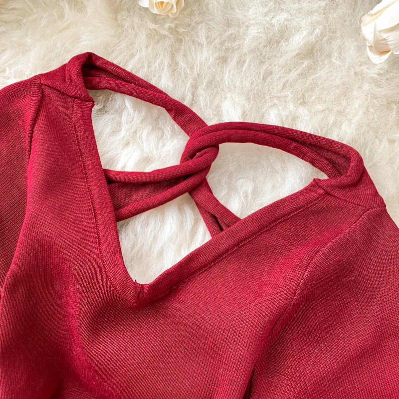 Женское трикотажное платье средней длины повседневное облегающее с V-образным