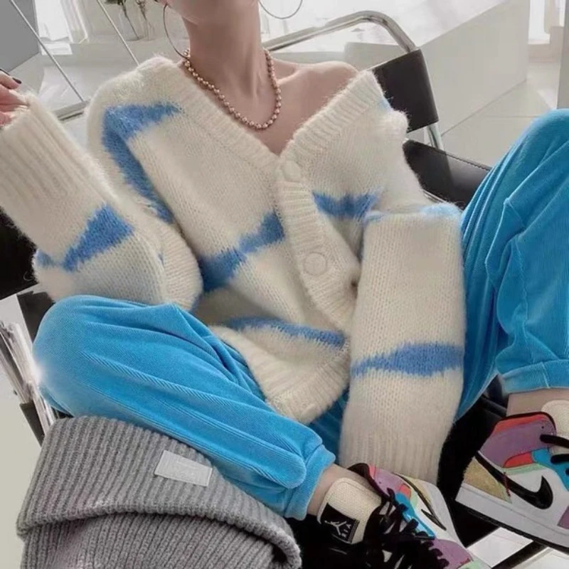 Кардиган женский свободный в полоску с V-образным вырезом Осень-зима 2021 |