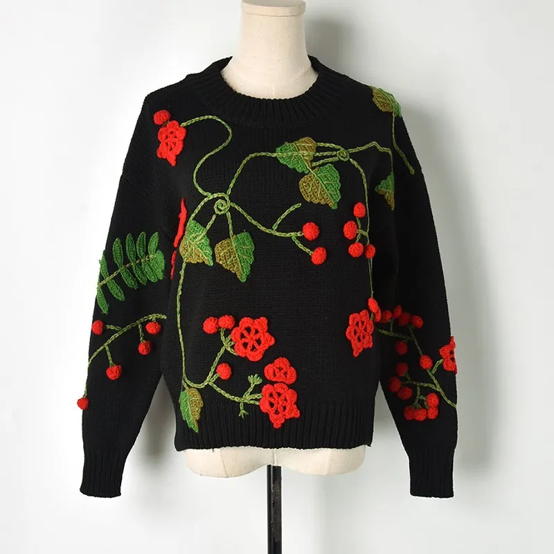 Женский вязаный свитер с объемными цветами и вишневыми листьями Осенний белого