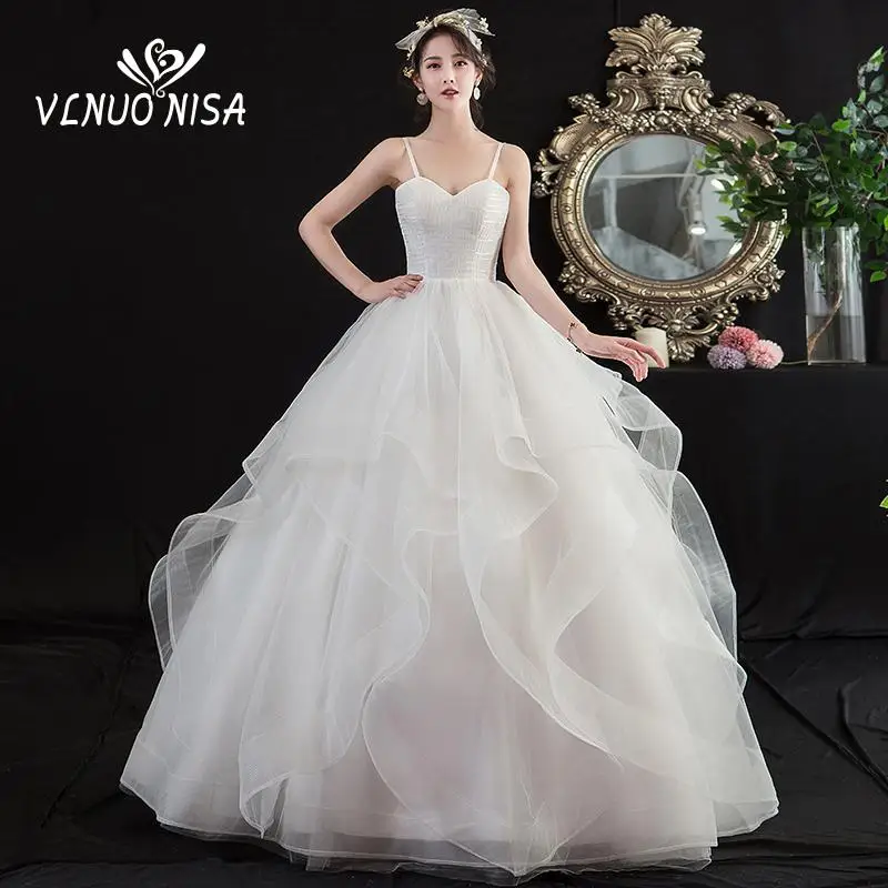 Свадебное платье на тонких бретельках белое кружевное Многоярусное без бретелек