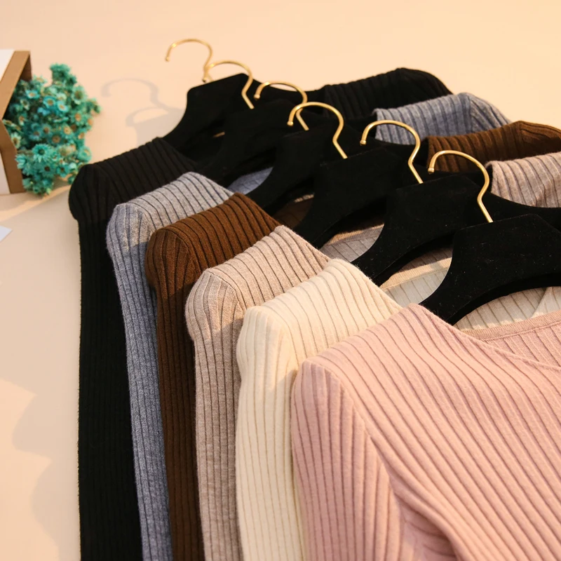 

New for autumn / winter 2020, it can be worn with slim fitting V-neck knitted sweater and long sleeve tight top inside