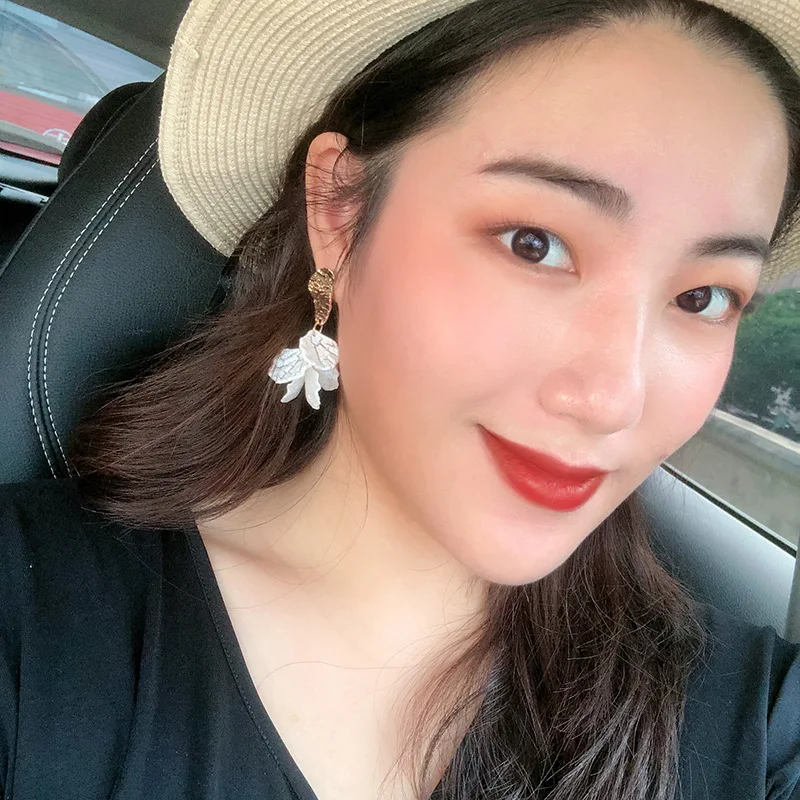 Корейские белые акриловые серьги-подвески в виде лепестков цветов для женщин