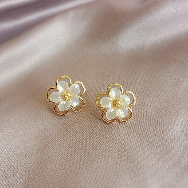

KOUDOUN 2021 New Jewelry Shell Flower Temperament Fashion Simple and Versatile Petal Ladies Stud Earrings Party Jewelry