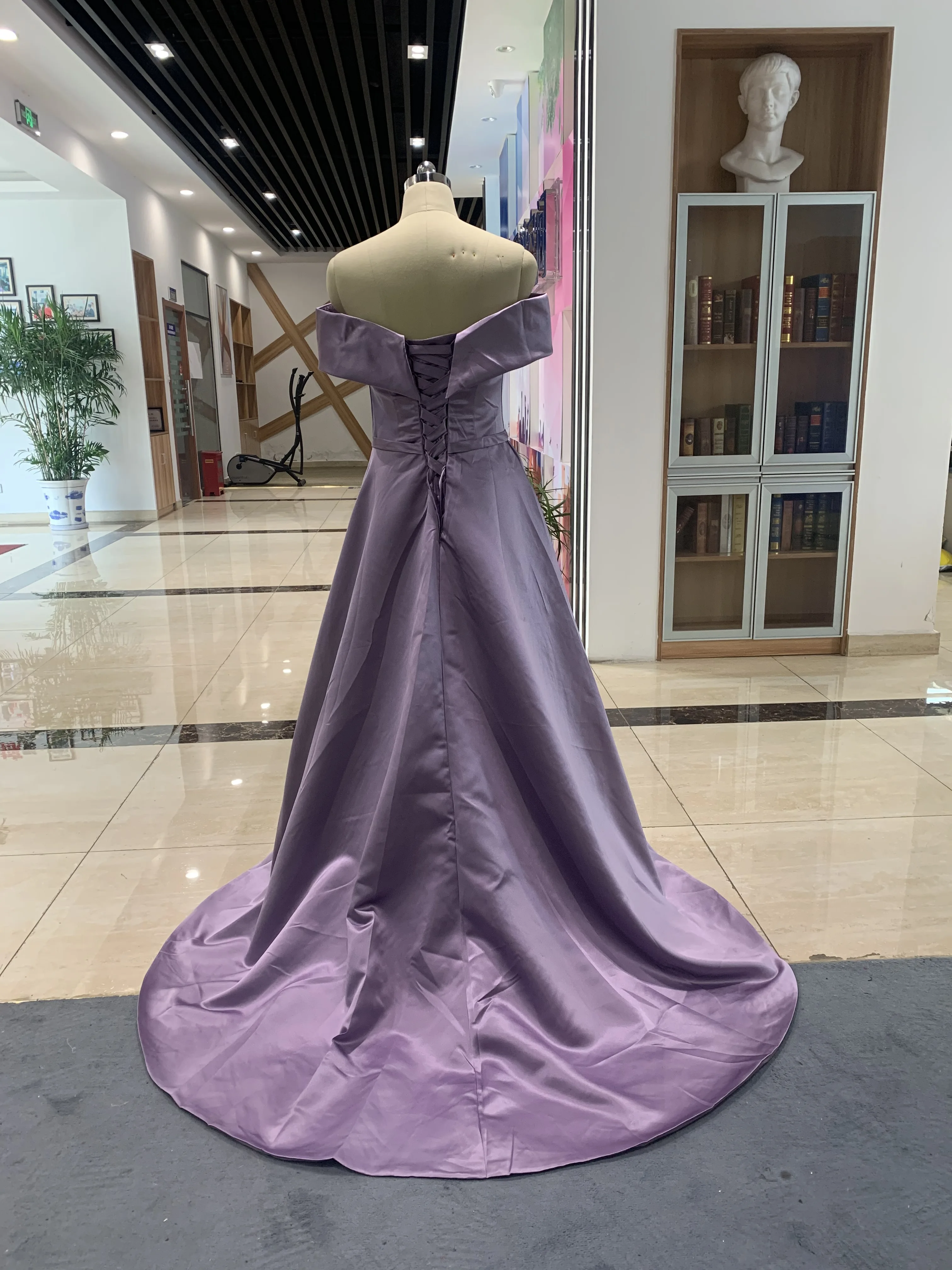 Платье свадебное атласное со шлейфом ТРАПЕЦИЕВИДНОЕ шнуровкой сзади - купить по