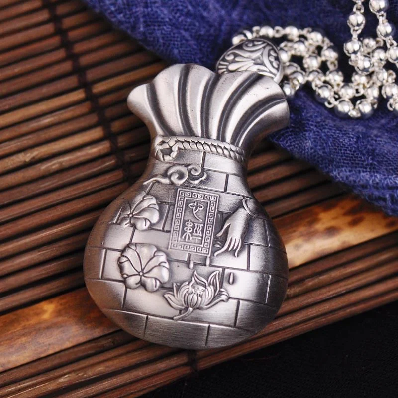 

Серебряная подвеска в виде сутры Будды в форме сердца