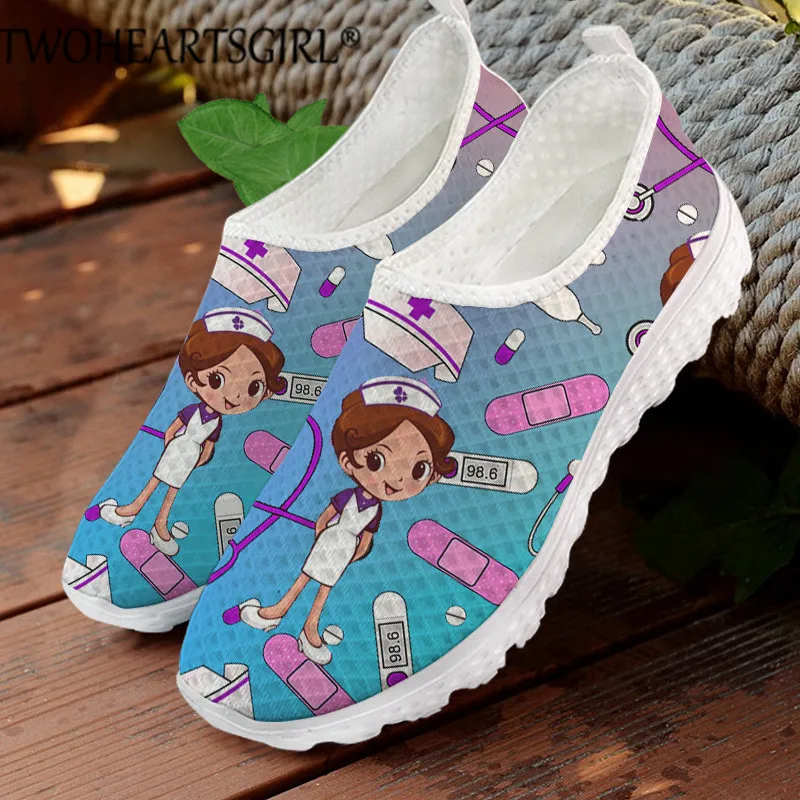 

Женская Повседневная обувь twoheart sgirl с мультяшным принтом для медсестер, симпатичная пляжная удобная сетчатая прогулочная обувь без шнуровк...