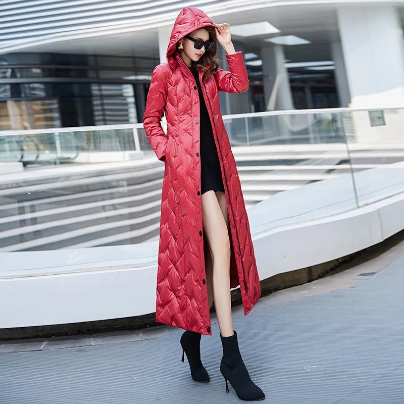 Женский длинный пуховик с капюшоном Красный Яркий до колена поясом на поясе для