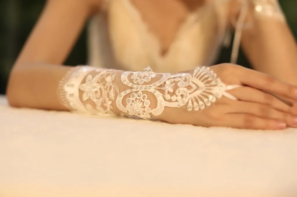 

2019 New Wedding Gloves Long Lace Glude Bridal Gloves Diamond Flower Gloves Hand Make Back Bride Party Wedding Gloves Etiquette
