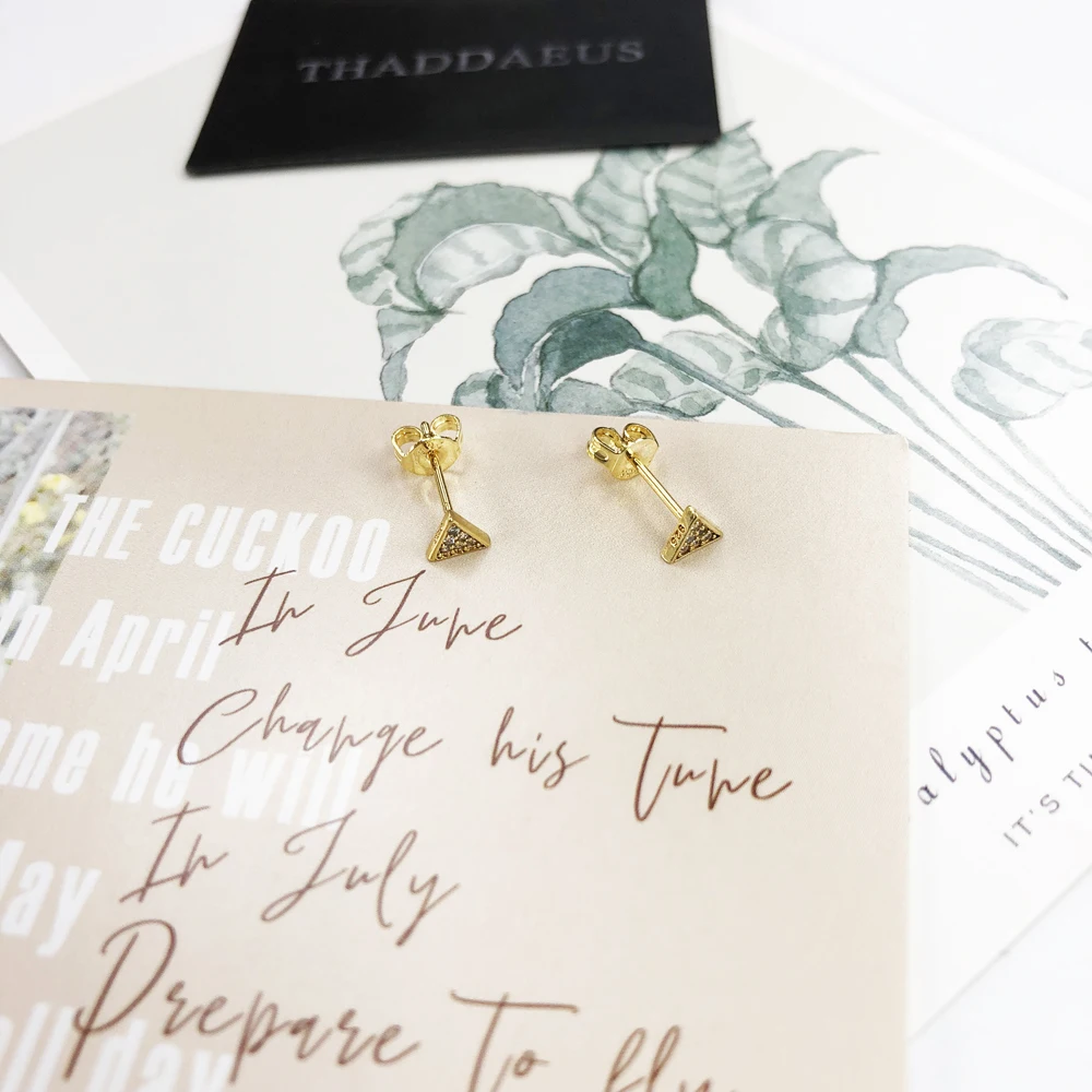 Маленькие серьги гвоздики с треугольным закреплением европейские золотые