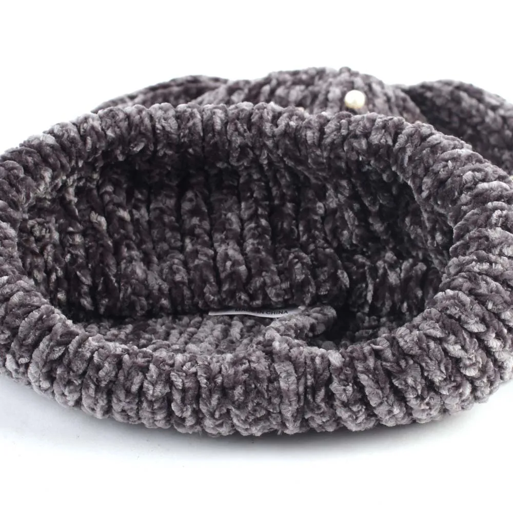 Шапка-бини женская зимняя с жемчугом ветрозащитная из велюра плотная мягкая в