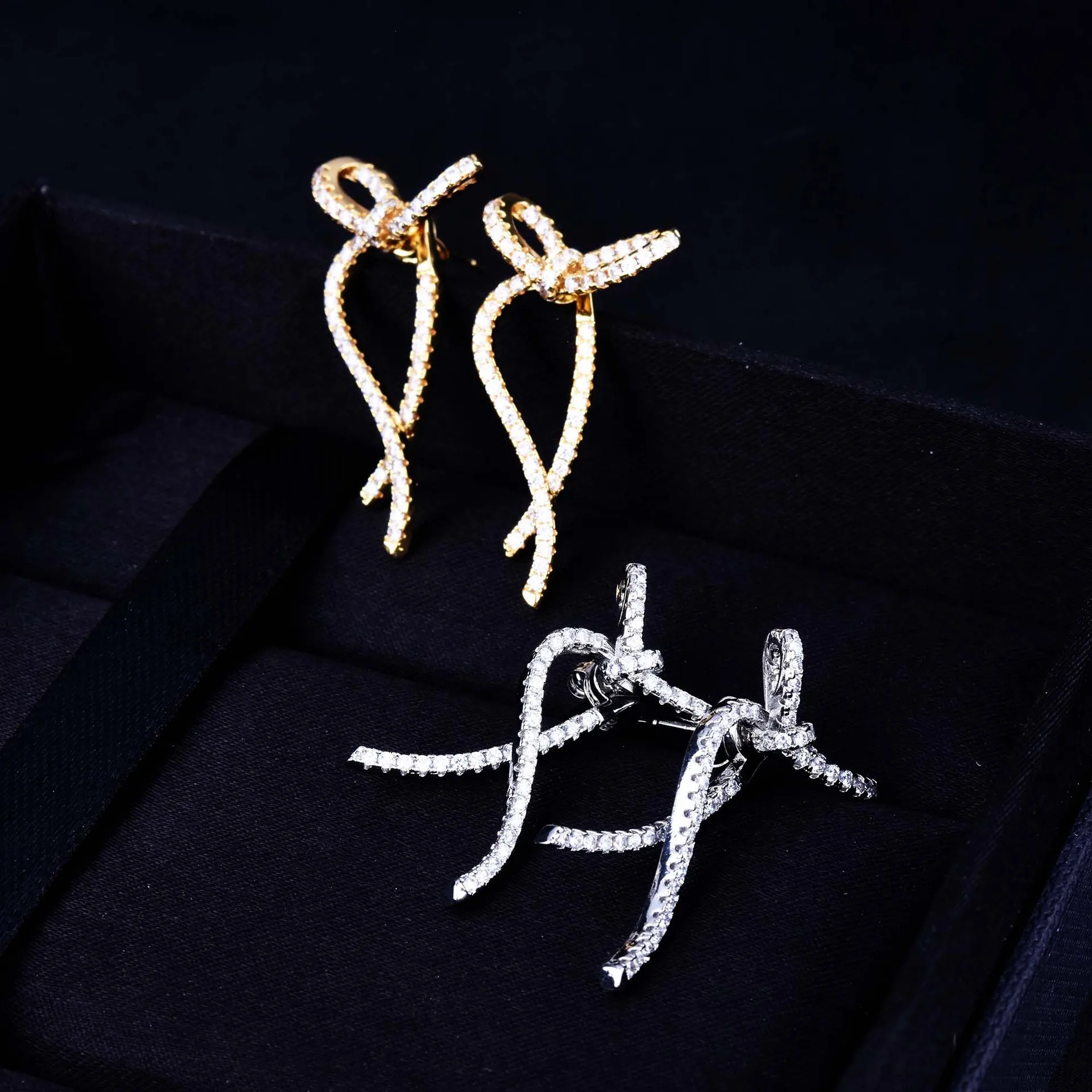 Серьги-гвоздики в виде банта из серебра с бриллиантами | Украшения и аксессуары