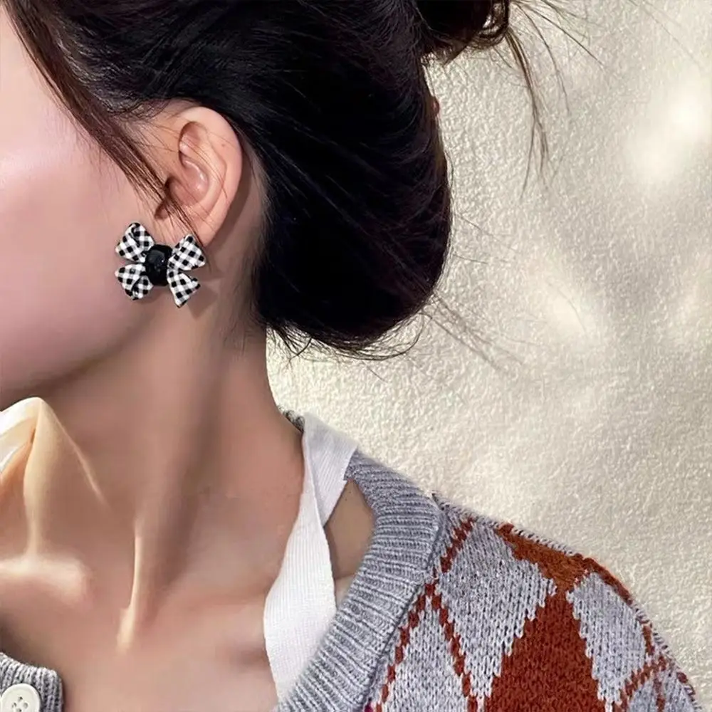 

Retro 925 Silver Needle Checkerboard Earrings High-end Simple Bow Earrings Female Exquisite Stud Earrings