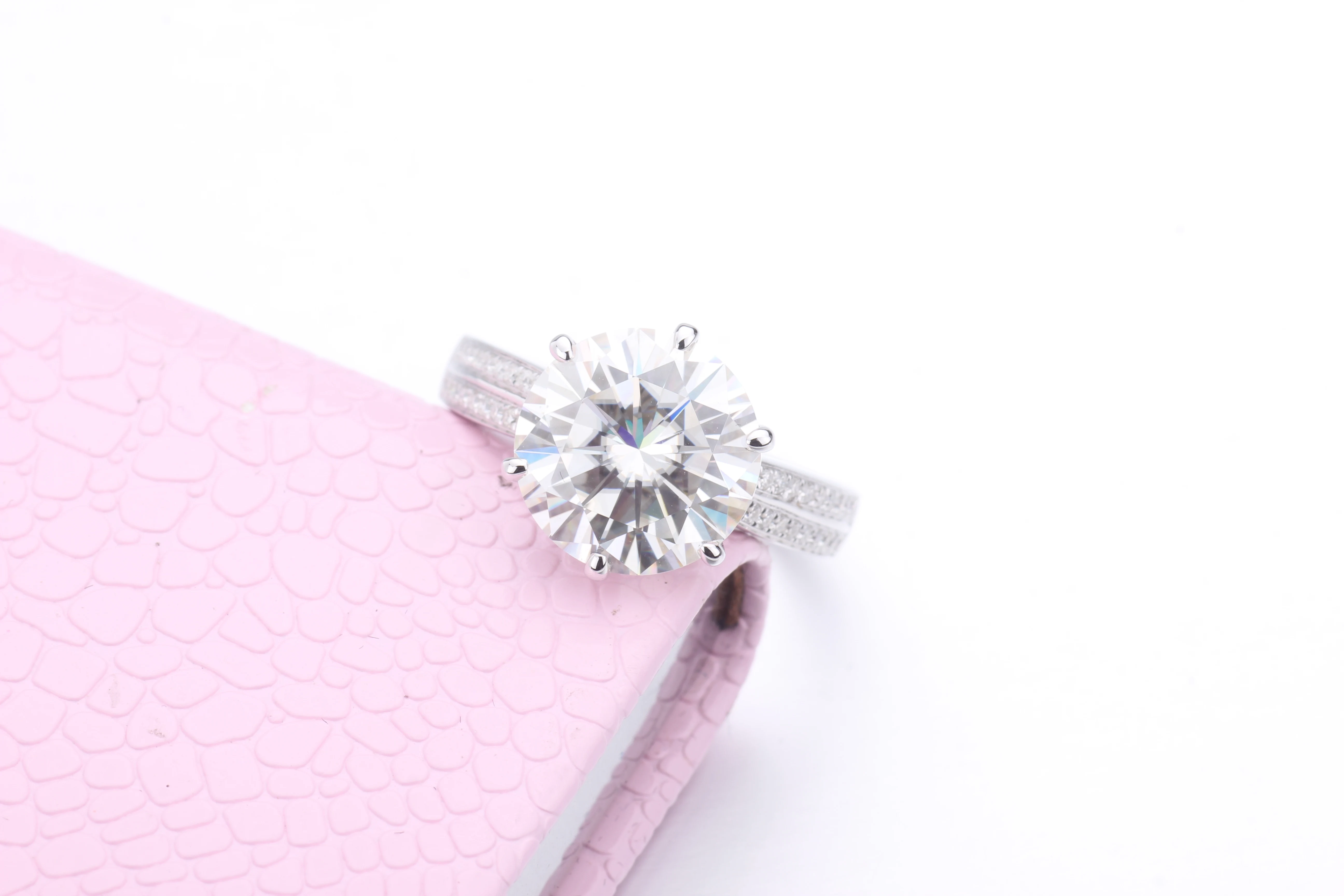 Женское Обручальное кольцо с муассанитом 18 к | Украшения и аксессуары