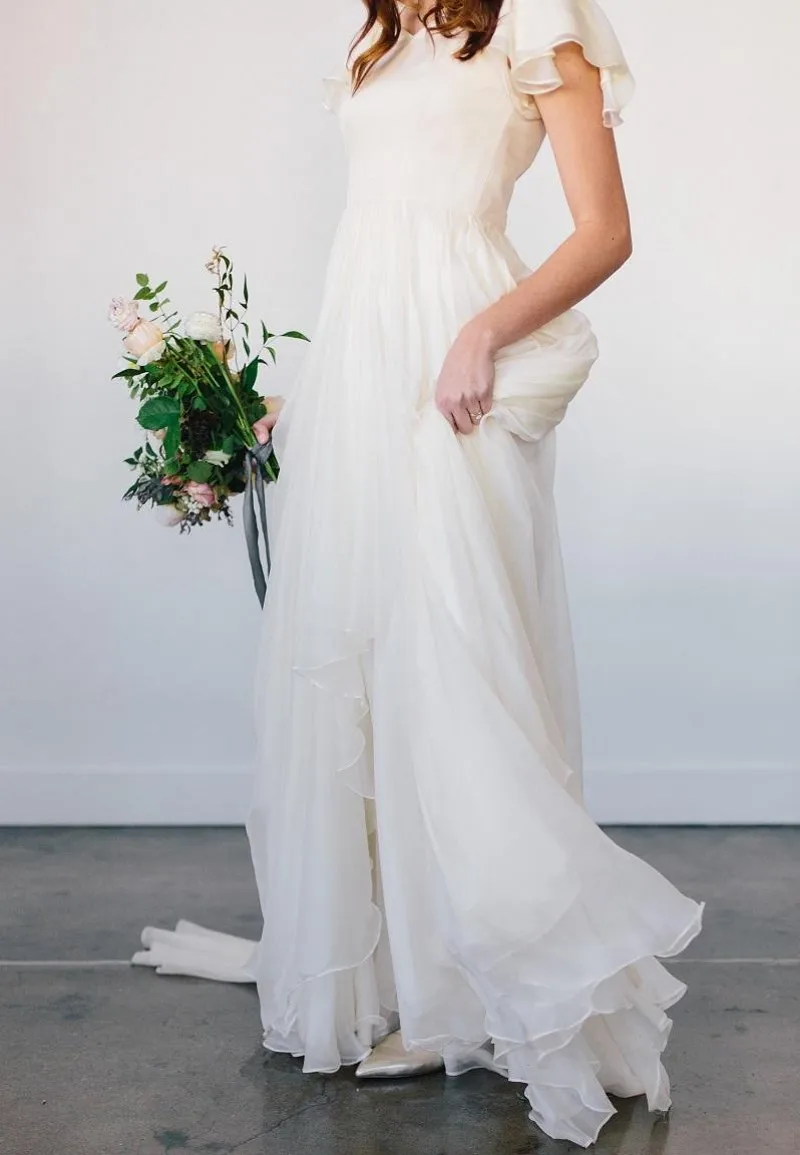 

Flowy Chiffon Modest Wedding Dresses 2021 Beach Short Sleeves Beaded Belt Temple Bridal Gowns Informal Reception Wear