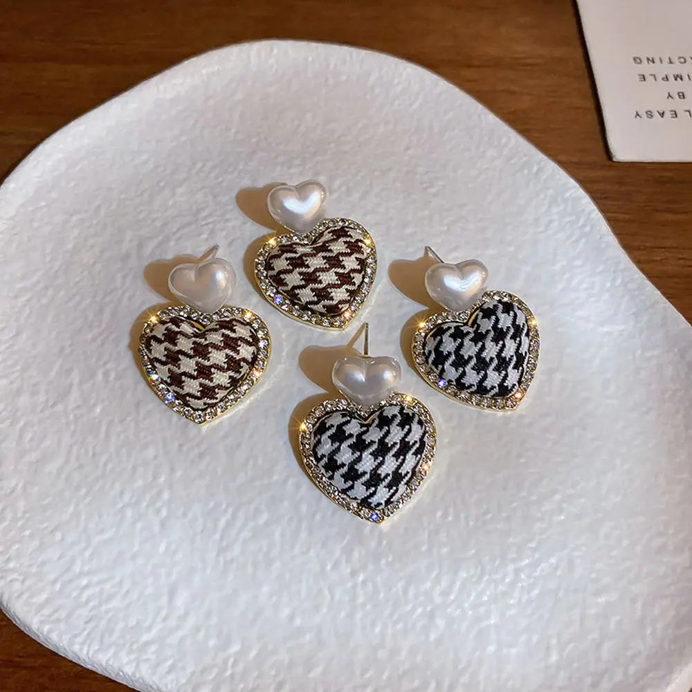 

Temperament Pearl Love Heart Silver Needle Earring Retro Fabric Houndstooth Stud Earrings for Women Jewelry Accessories