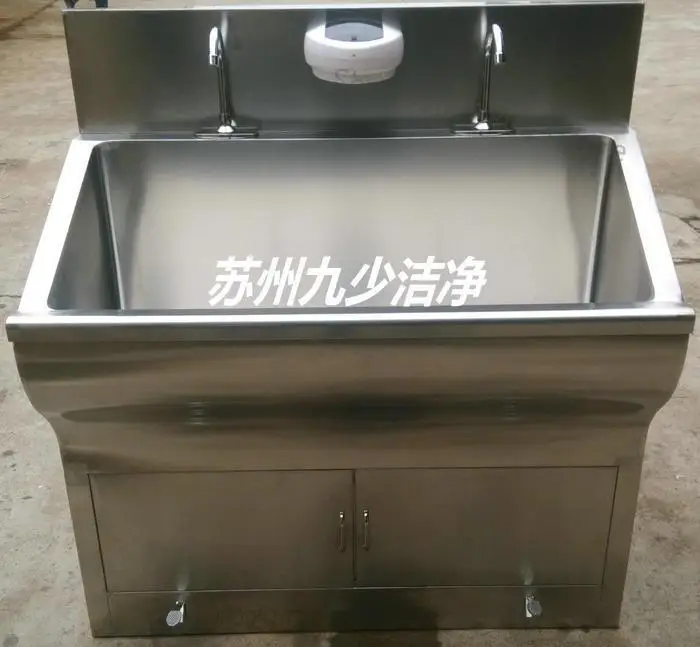 Ручное мытье рук в одночашечной медицинской раковине из нержавеющей стали с чистой водой и смесителем на ножной педали.