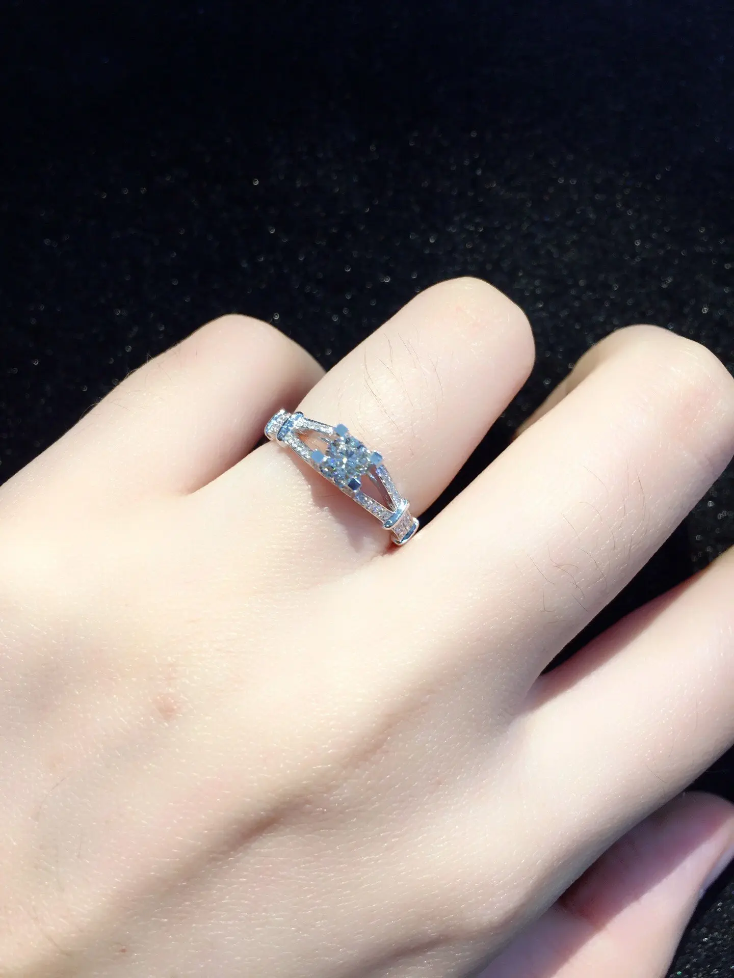 Кольцо из чистого золота 18 карат с натуральными бриллиантами красивое кольцо