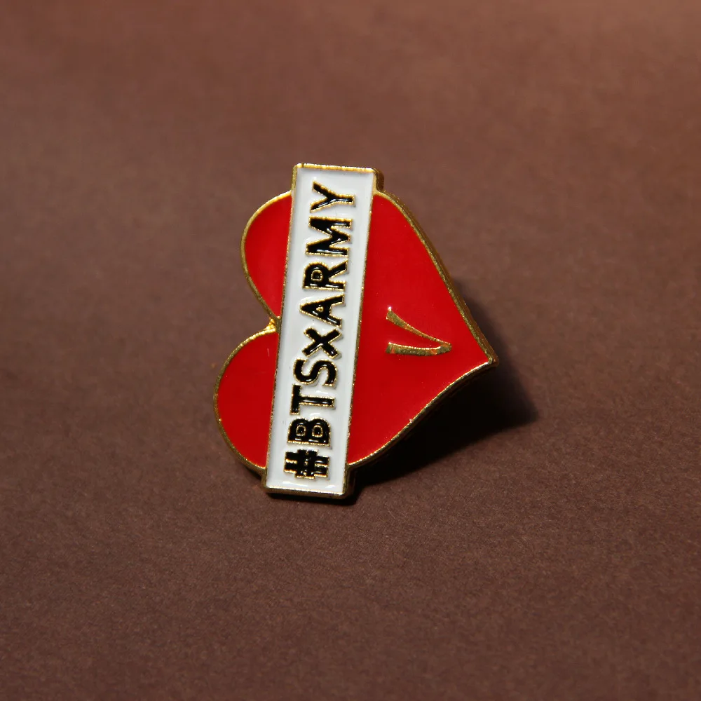 Новинка броши с сердечком для мальчиков трендовые булавки из сплава лацканами