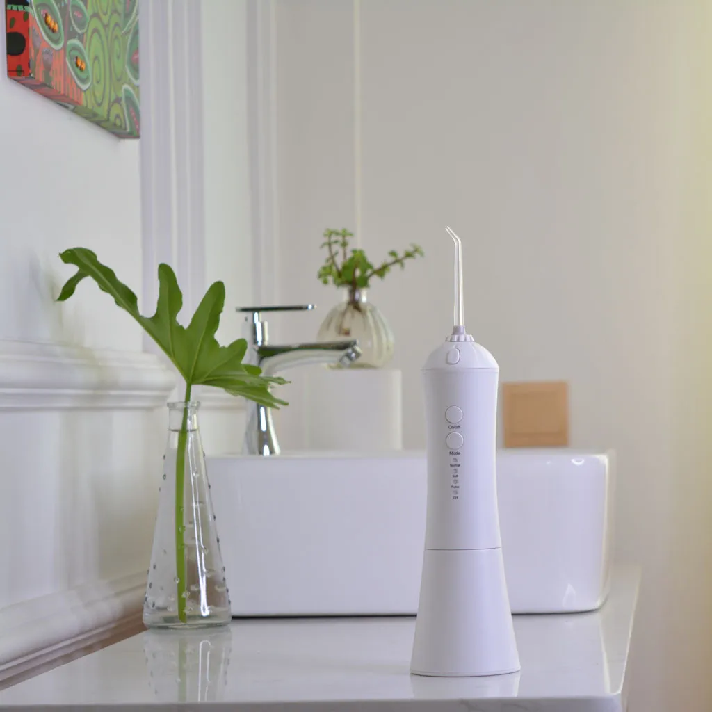 Электрическая машинка для чистки зубов с красными зубьями портативная машина