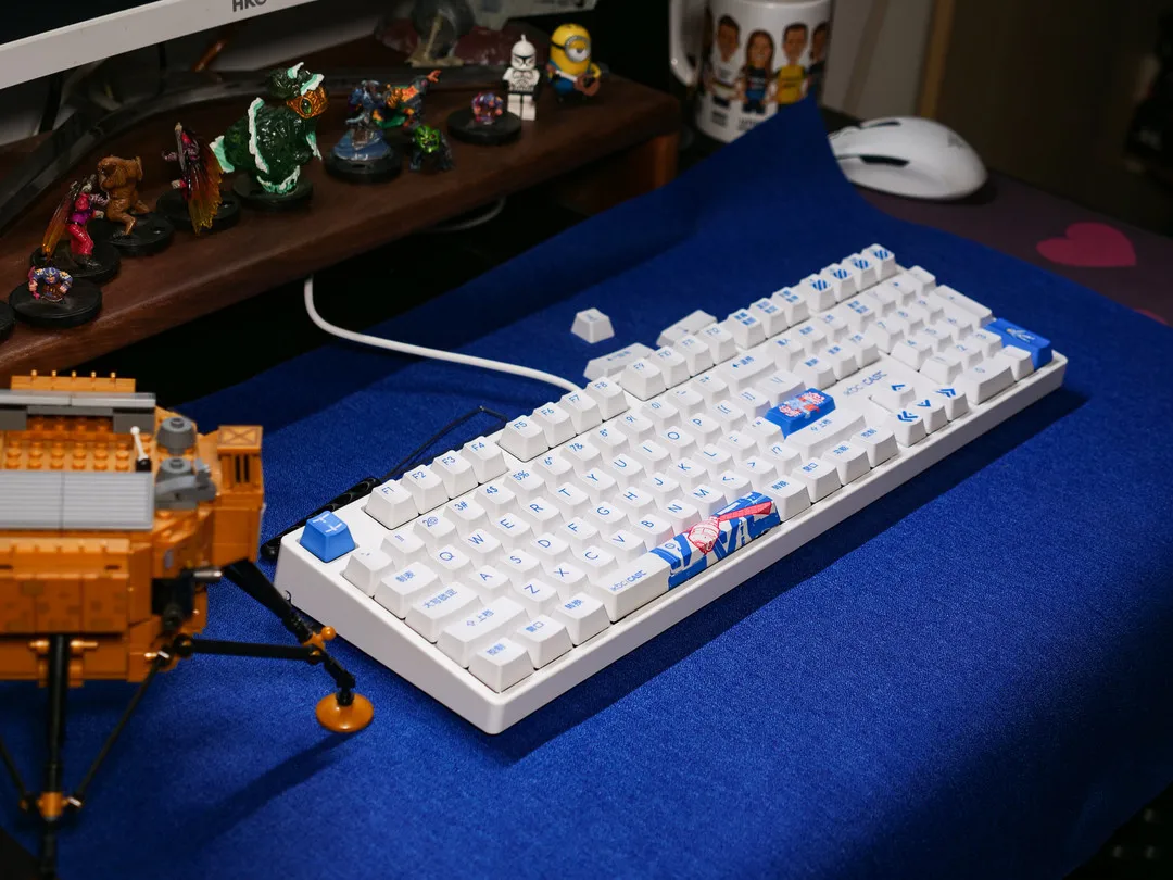 

Ikbc China Aerospace Hello planet mechanical game keyboard 108 keys TTC switches wired / 2.4G wireless white gaming keyboard
