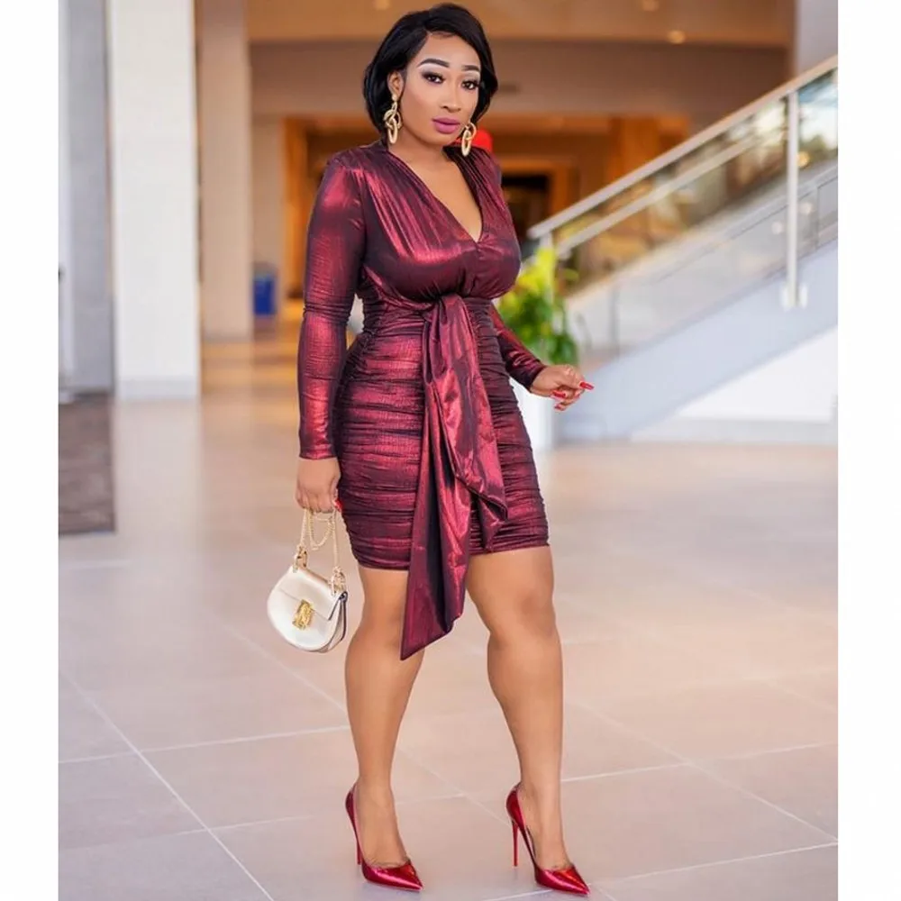 

Женское облегающее мини-платье с V-образным вырезом и длинным рукавом